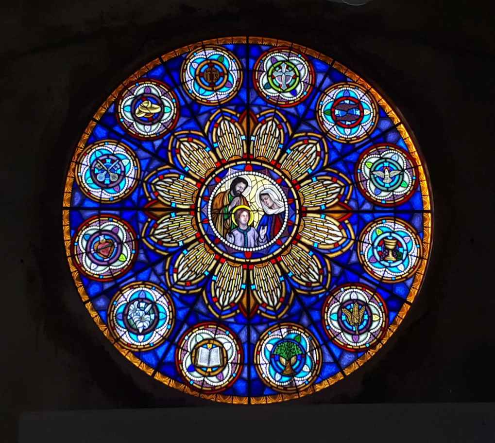 Vitral Rosácea Sagrada Família Tubarão; Vitral; Iris arte vítrea; venda de vitral, telefone de vitrais, fábrica de vitrais, estúdio de vitrais, restauração de vitrais, compra de vitrais, loja de vitrais, contato de vitrais; Roberto Petrelli; Vitral Sacro; Vitral religioso; Vitral em Florianópolis, Vitral artístico; Fábrica de vitral; estúdio de vitral; Sagrada Família; Vitral em Santa Catarina