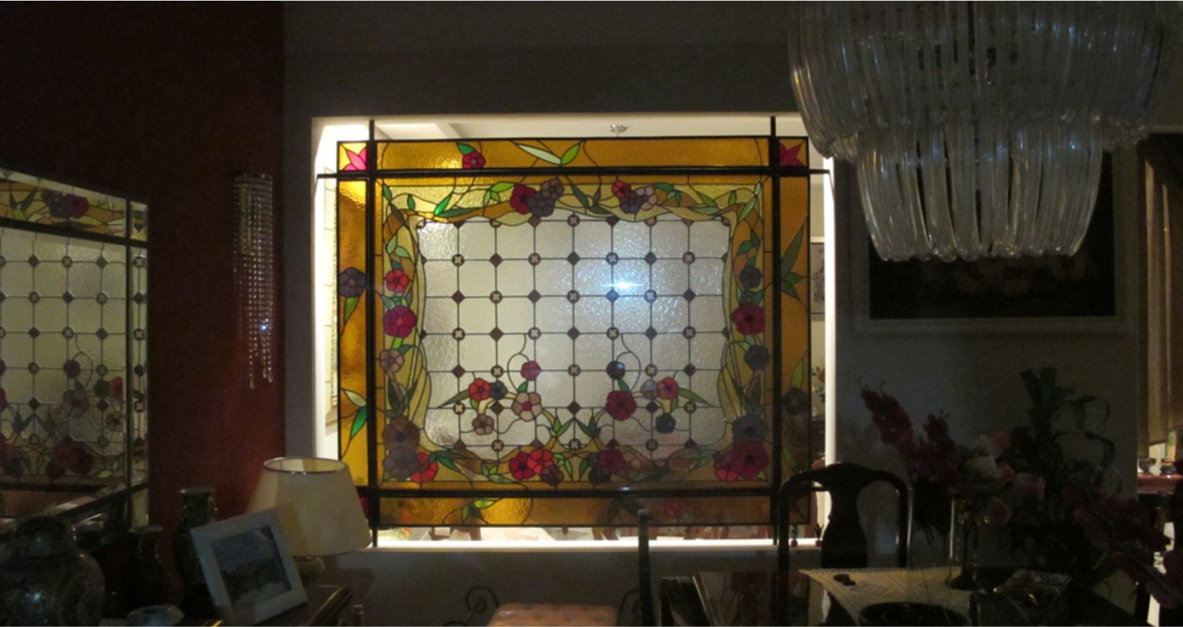 Vitral Floral, vitraux, vitral artístico ; venda de vitral, telefone de vitrais, fábrica de vitrais, estúdio de vitrais, restauração de vitrais, compra de vitrais, loja de vitrais, contato de vitrais; Iris arte vítrea; vitral decorativo; vitral Florianópolis; Vitral Santa Catarina, Vitraux; stained glass; Roberto Petrelli