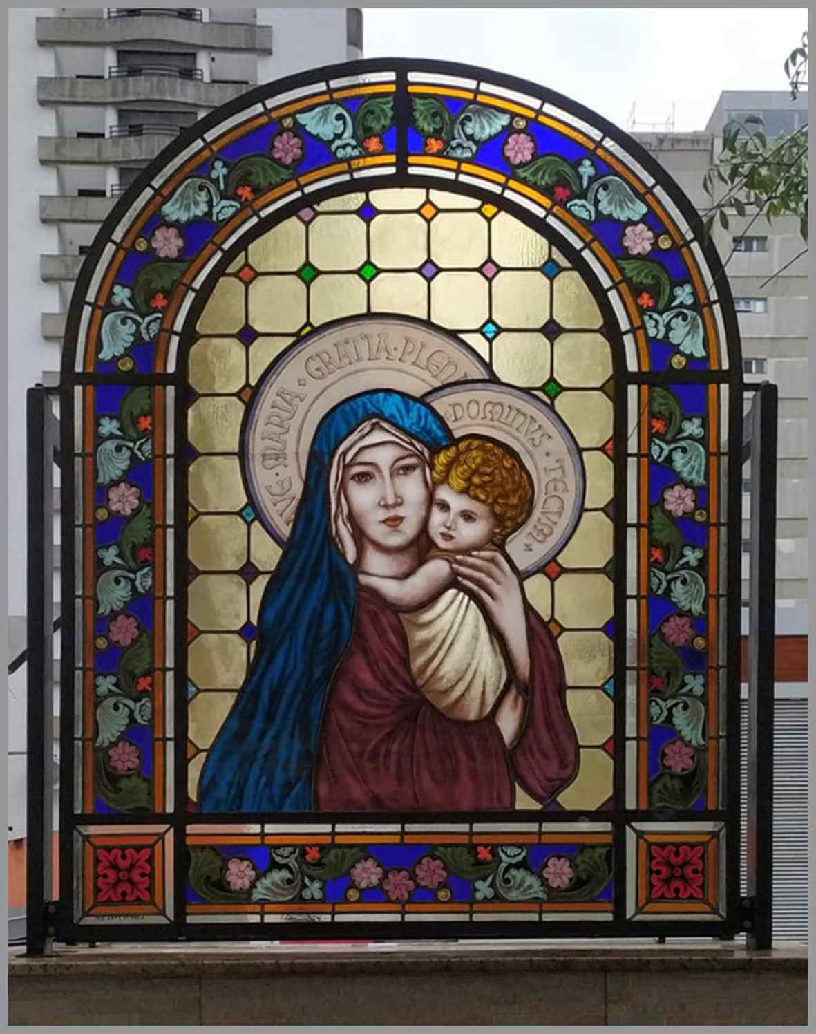 Vitral Madona, Vitral N. Senhora e menino Jesus;  venda de vitral, telefone de vitrais, fábrica de vitrais, estúdio de vitrais, restauração de vitrais, compra de vitrais, loja de vitrais, contato de vitrais; Iris arte vítrea; Roberto Petrelli; estúdio de vitral; fábrica de vitral; Vitral em Florianópolis; Vitral em Santa Catarina; vitral Sacro; Vitral religioso